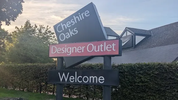 Cheshire Oaks Designer Outlet welcome sign.
