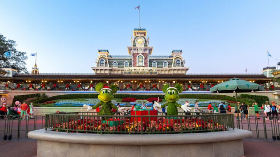 Mickey and Minnie Mouse statues at Magic Kingdom in Walt Disney World, Florida